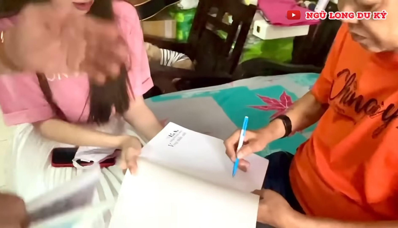 Nam nhạc sĩ kí tặng cho nhóm Ngũ Long Du Ký Nam nhạc sĩ kí tặng cho nhóm Ngũ Long Du Ký