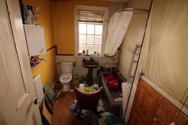 Ngôi nhà có 3 tầng gồm cả hầm chứa, nhà bếp và phòng khách ở trầng trệt, ba phòng ngủ và phòng tắm gia đình ở tầng trên. Tuy nhiên, tất cả mọi thứ hiện tại vô cùng lộn xộn và bẩn thỉu, thậm chí căn bếp đã gỉ sét và ố vàng. Giấy dán tường của nhà đã bị bong tróc, để lộ những mảng tường gạch cũ kĩ. Ngôi nhà có 3 tầng gồm cả hầm chứa, nhà bếp và phòng khách ở trầng trệt, ba phòng ngủ và phòng tắm gia đình ở tầng trên. Tuy nhiên, tất cả mọi thứ hiện tại vô cùng lộn xộn và bẩn thỉu, thậm chí căn bếp đã gỉ sét và ố vàng. Giấy dán tường của nhà đã bị bong tróc, để lộ những mảng tường gạch cũ kĩ.