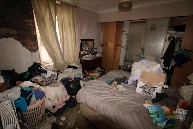 Sau khi ngôi nhà hoang ngập trong biển rác được rao bán trên mạng xã hội, nhiều người cho rằng họ vô cùng sốc với cách tiếp thị của chủ đầu tư. “Thật điên rồ, tôi sẽ không bao giờ mua một ngôi nhà như bãi rác thế này, đặc biệt giá của nó còn ‘trên trời’ nữa chứ, ý tưởng kinh doanh này thật sự làm tôi sốc đấy”, “Ngôi nhà hoang này chẳng còn sử dụng được nữa, phải phá bỏ để xây mới, tại sao người bán có thể đăng ảnh hoang tàn của ngôi nhà như thế, không tin nổi”, “Nếu cho tôi ngôi nhà, tôi cũng xin phép trả lại đồ nội thất”,…một số tài khoản châm biếm. Sau khi ngôi nhà hoang ngập trong biển rác được rao bán trên mạng xã hội, nhiều người cho rằng họ vô cùng sốc với cách tiếp thị của chủ đầu tư. “Thật điên rồ, tôi sẽ không bao giờ mua một ngôi nhà như bãi rác thế này, đặc biệt giá của nó còn ‘trên trời’ nữa chứ, ý tưởng kinh doanh này thật sự làm tôi sốc đấy”, “Ngôi nhà hoang này chẳng còn sử dụng được nữa, phải phá bỏ để xây mới, tại sao người bán có thể đăng ảnh hoang tàn của ngôi nhà như thế, không tin nổi”, “Nếu cho tôi ngôi nhà, tôi cũng xin phép trả lại đồ nội thất”,…một số tài khoản châm biếm.