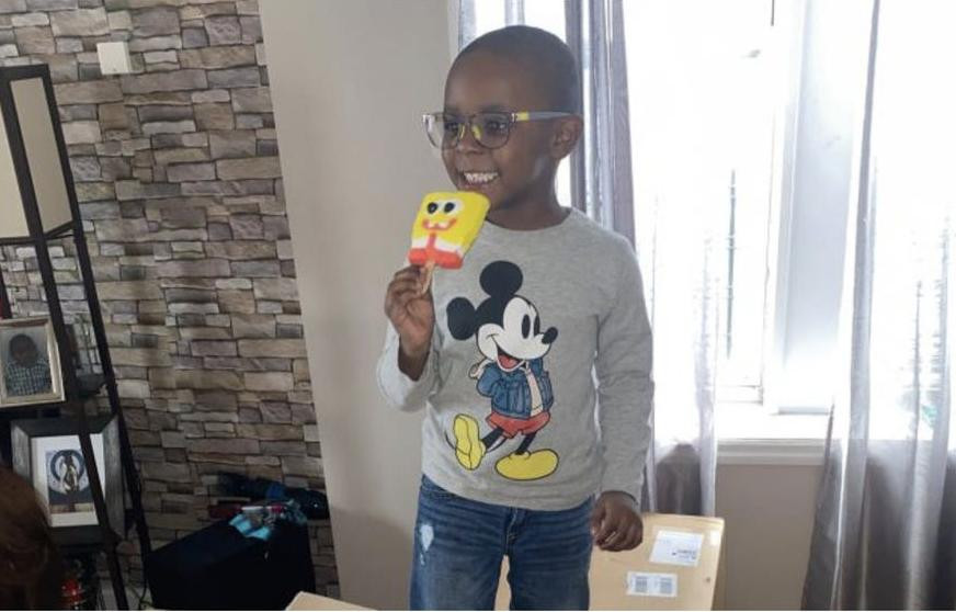 Hinh ảnh của Noah và cây kem cậu đặt trên trang GoFundMe