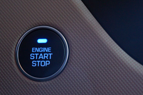 Khởi động bằng nút bấm, chìa khóa thông minh, cùng hàng loạt trang bị được cung cấp khiến Grand i10 có đôi chút lợi thế