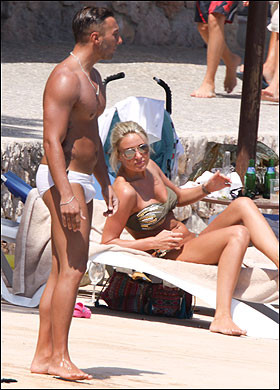 "Mục tiêu" rơi vào tầm ngắm của Alex.