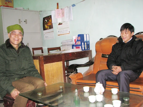 Bí thư Đảng ủy xã Vinh Quý Lôi Văn Lèm và tân PCT xã trong trụ sở ủy ban