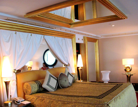 Khách sạn này có nhiều loại phòng với diện tích và độ sang trọng khác nhau tùy vào túi tiền của khách. Giá phòng cho mỗi đêm ở đây từ 1.000 đến 15.000 USD. Riêng phòng hoàng gia (Royal Suite) là 28.000 USD. Mỗi phòng được thiết kế như một căn hộ với phòng ăn, phòng khách, phòng ngủ... Khách sạn này có nhiều loại phòng với diện tích và độ sang trọng khác nhau tùy vào túi tiền của khách. Giá phòng cho mỗi đêm ở đây từ 1.000 đến 15.000 USD. Riêng phòng hoàng gia (Royal Suite) là 28.000 USD. Mỗi phòng được thiết kế như một căn hộ với phòng ăn, phòng khách, phòng ngủ..