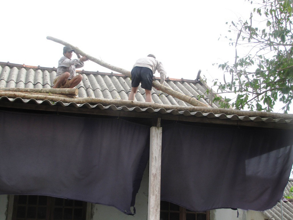 Người dân TT-Huế khẩn trương chằng chống lại nhà cửa trước khi siêu bão 14 đi qua. Ảnh: Ngọc Văn Người dân TT-Huế khẩn trương chằng chống lại nhà cửa trước khi siêu bão 14 đi qua