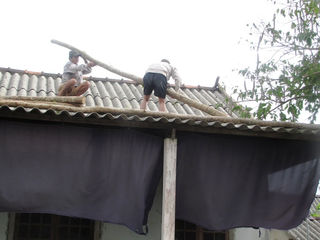 Người dân TT-Huế khẩn trương chằng chống lại nhà cửa trước khi siêu bão 14 đi qua