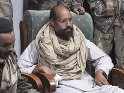 Saif al-Islam khi mới bị các tay súng ở Zintan bắt giữ. Ảnh: Reuters