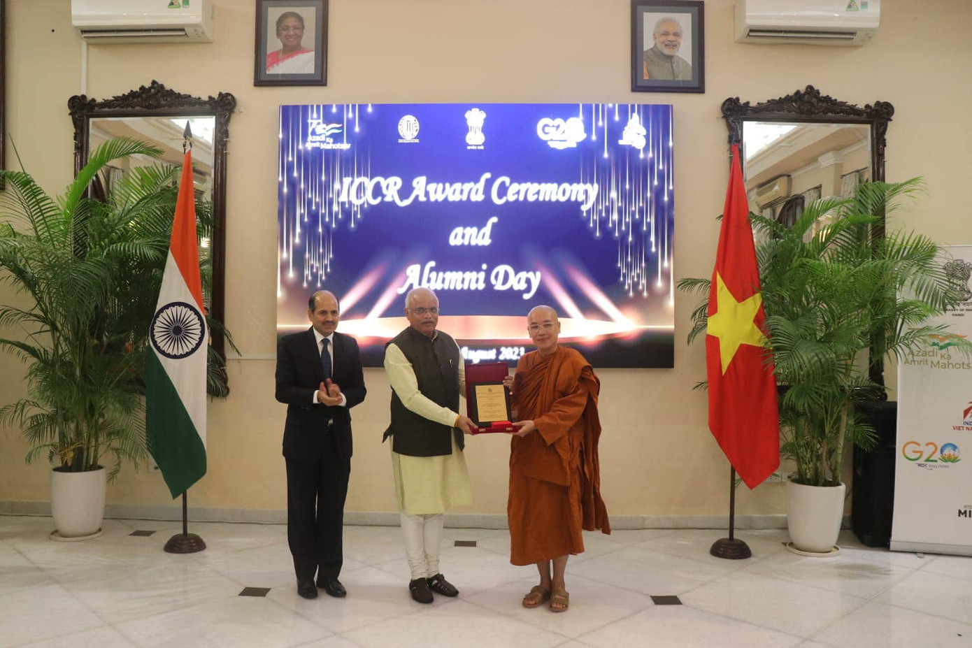 Tiến sĩ Vinay Sahasrabuddhe trao giải tặng TS Dương Thị Thanh Hương.