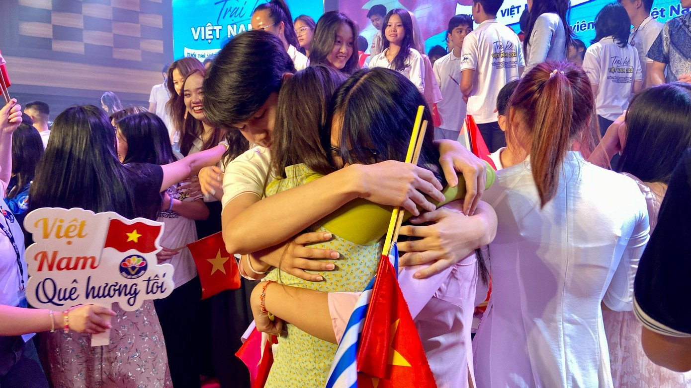 Lưu luyến giờ phút chia tay.