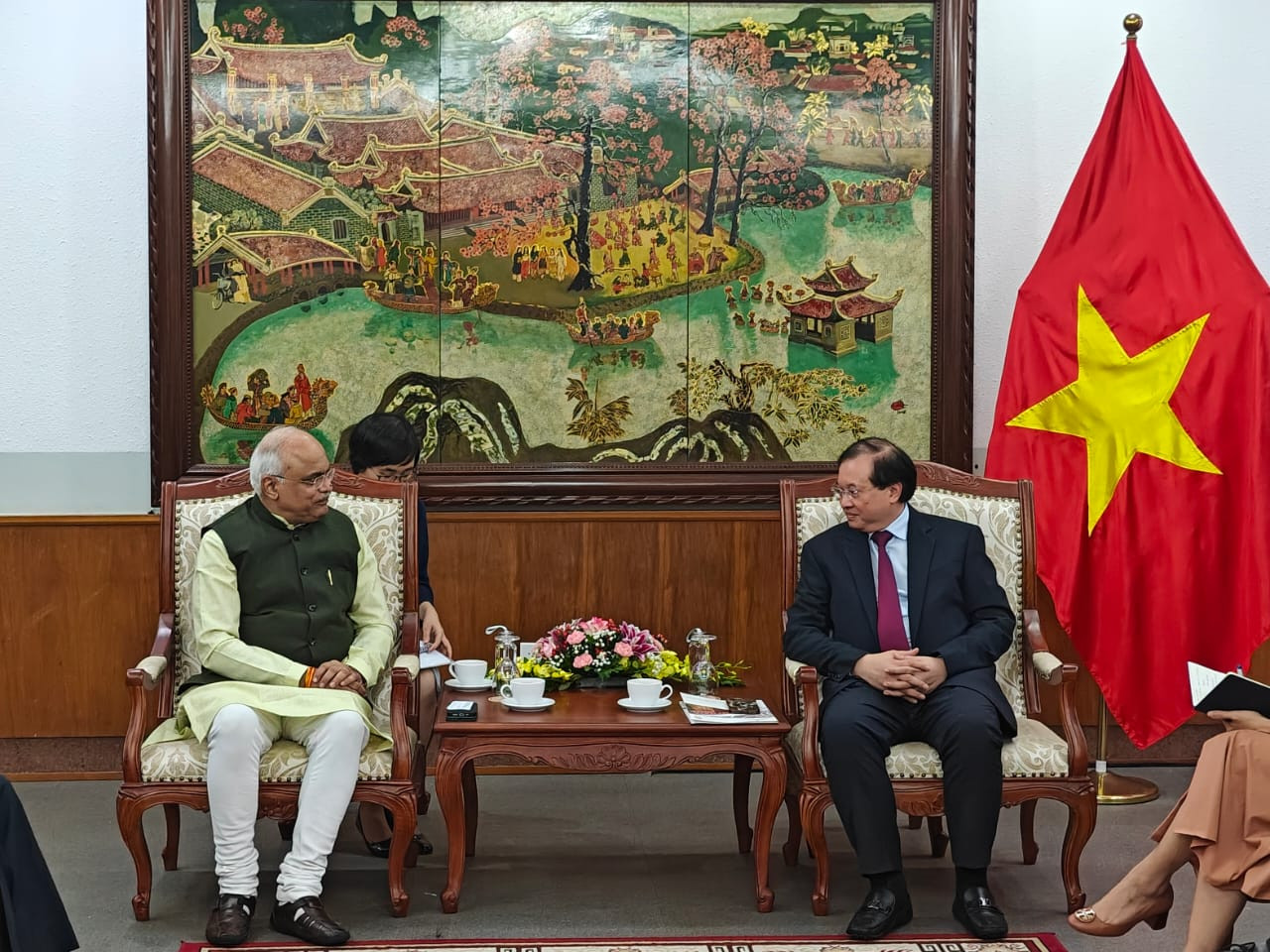 Tiến sĩ Vinay Sahasrabuddhe tại cuộc gặp với Thứ trưởng Bộ Văn hóa, Thể thao và Du lịch Tạ Quang Đông