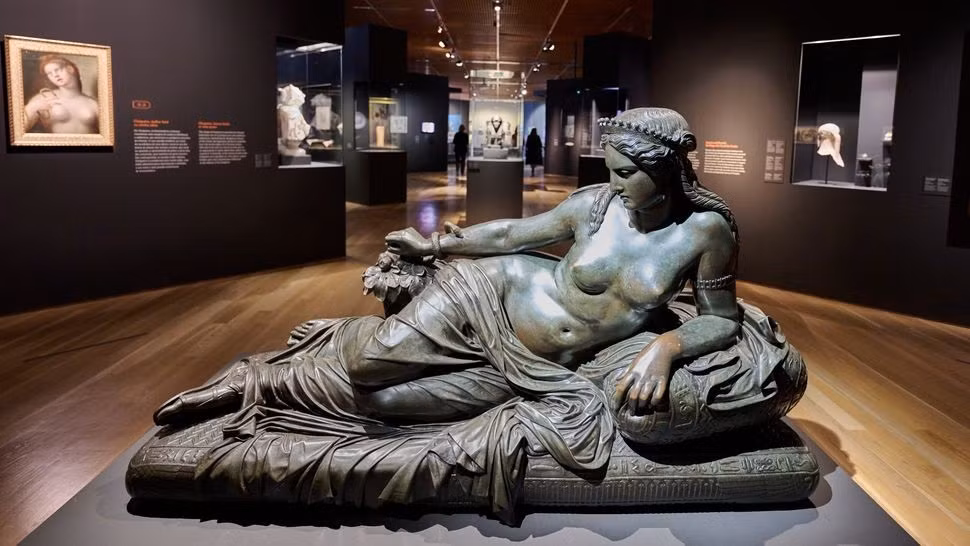 Bức tượng của Cleopatra với rắn Asp được trưng bày tại triển lãm "Các siêu sao của Pharaoh" tại Gulbenkian vào ngày 24/11/2022, ở Lisbon, Bồ Đào Nha. (Ảnh của Horacio Villalobos/Corbis qua Getty Images)