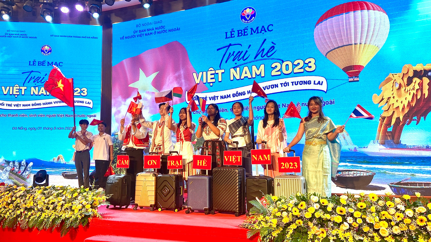 Các trại sinh bày tỏ lòng biết ơn của mình với Trại hè Việt Nam năm 2023.