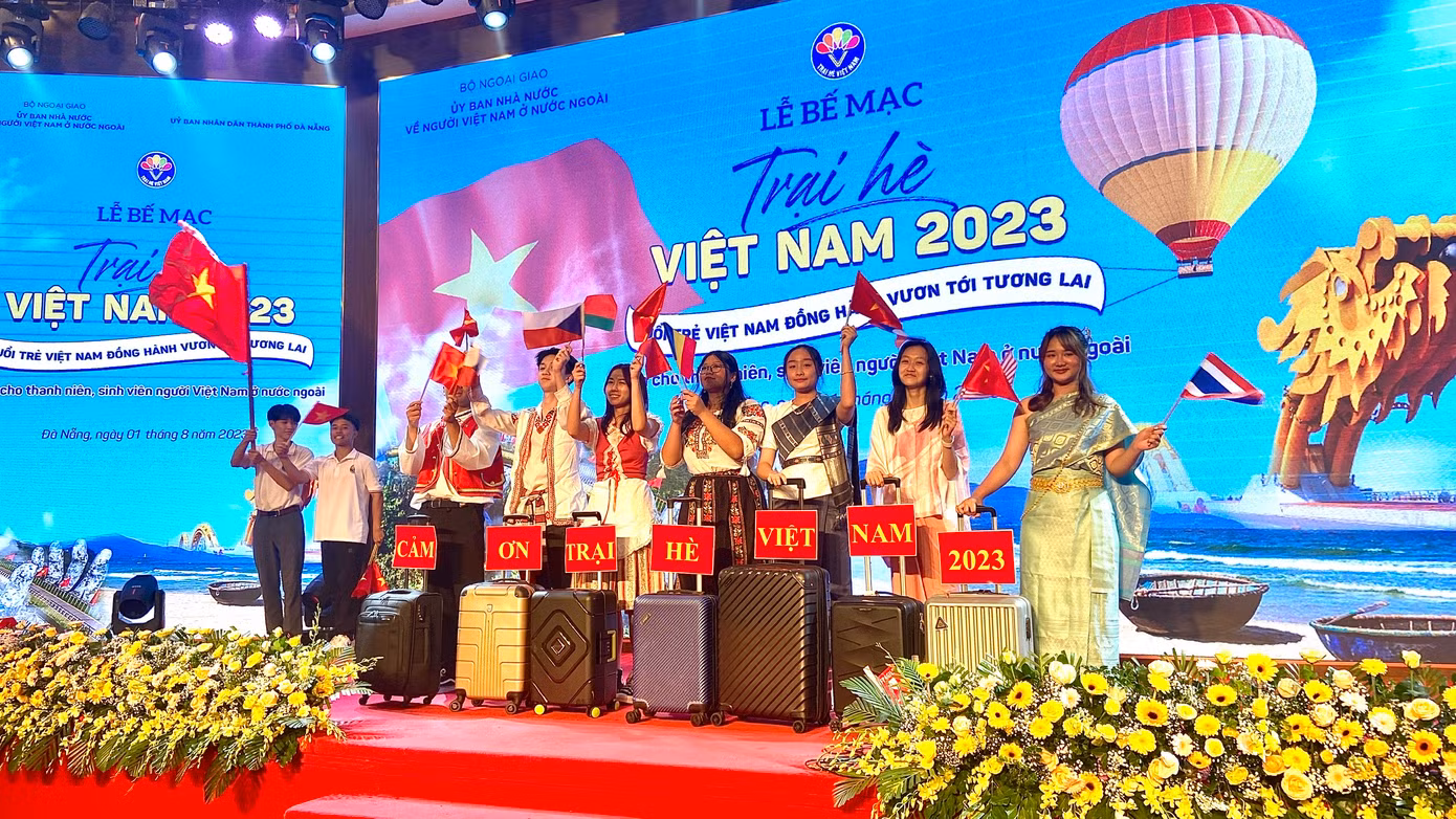 Các trại sinh bày tỏ lòng biết ơn của mình với Trại hè Việt Nam năm 2023.