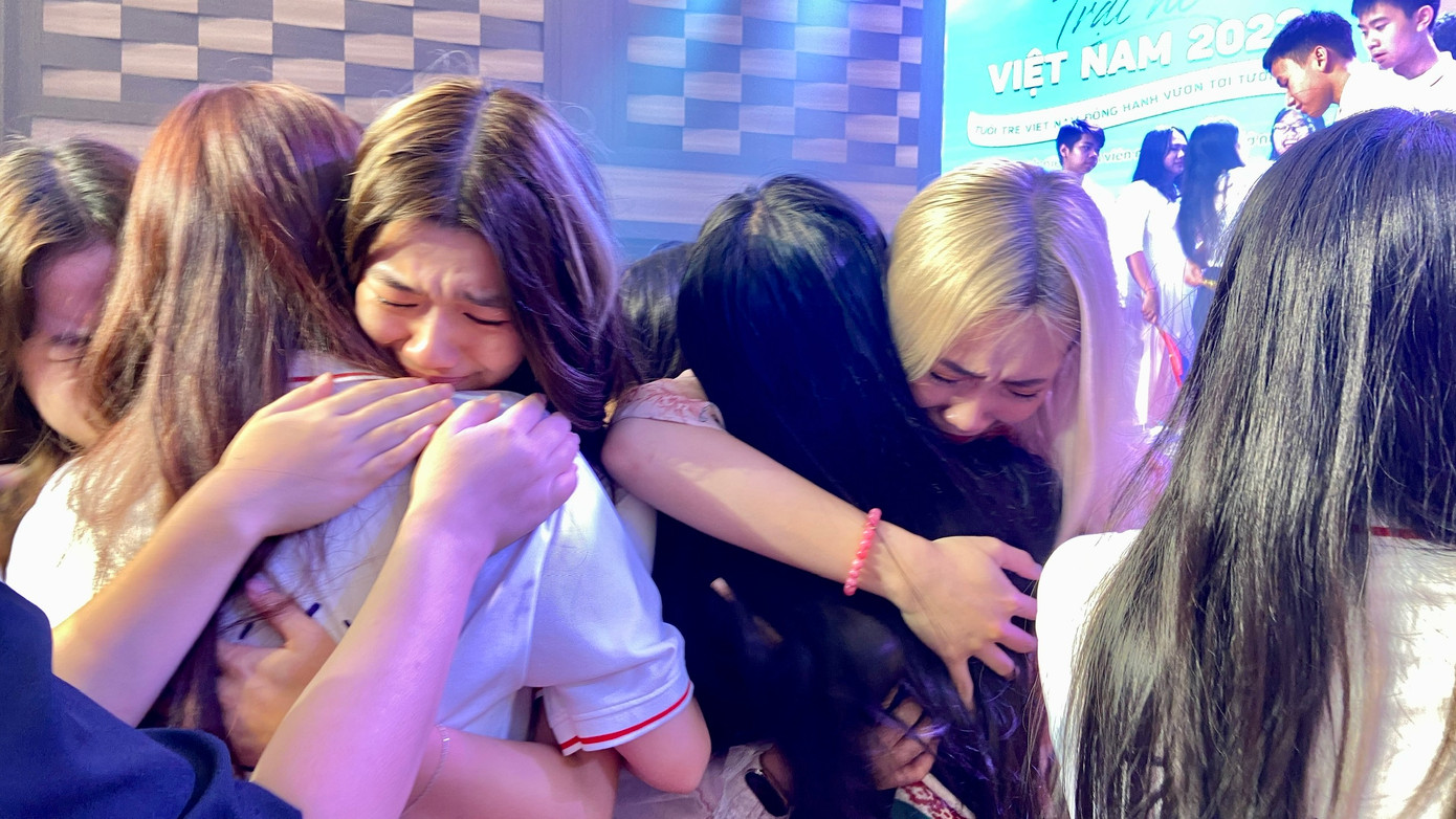 Những giọt nước mắt lưu luyến khi chia tay Trại hè Việt Nam năm 2023.