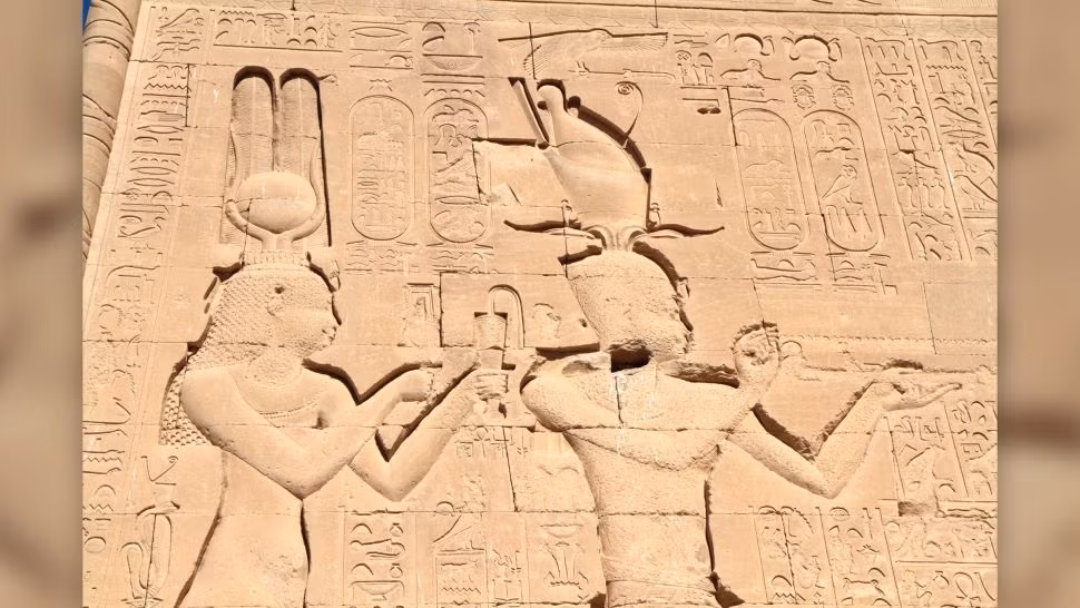 Bức phù điêu khổng lồ khắc chìm Cleopatra (Cleopatra VII) và con trai Caesarean trang trí bức tường phía nam của Đền thờ Hathor, Dendera, Ai Cập. (Ảnh: TerryJLawrence qua Getty Images)