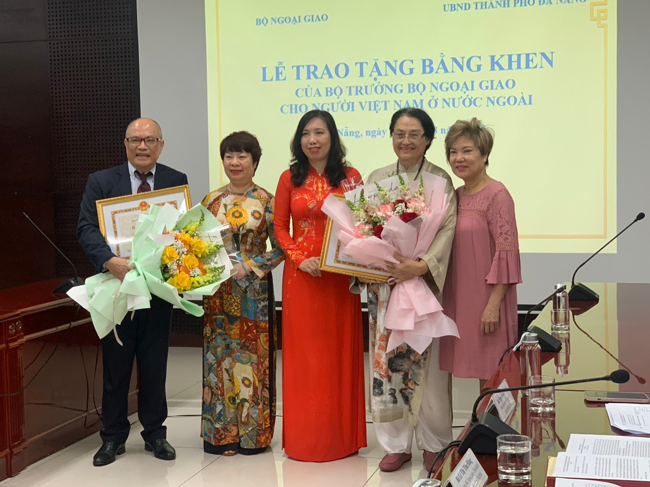 Thứ trưởng Lê Thị Thu Hằng (giữa) trao tặng bằng khen tặng kiều bào có đóng góp xuất sắc cho thành phố Đà Nẵng.