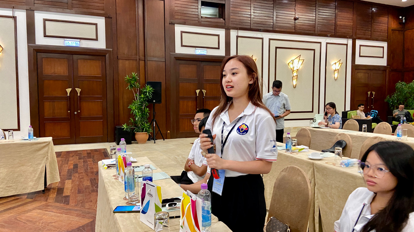 Bạn Thanh Trang đặt câu hỏi về phát triển kinh tế thông qua du lịch.