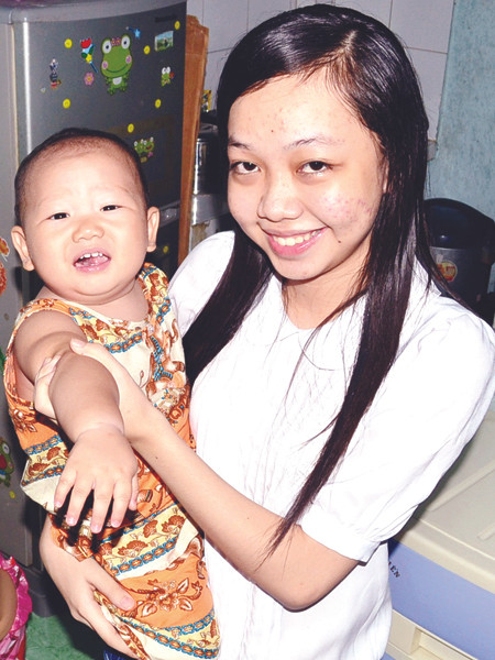 Ngoài giờ học, Bảo Thy giúp mẹ chăm các em. Ảnh: V.H