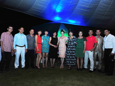 Lý Nhã Kỳ tạo dáng bên các vị khách mời