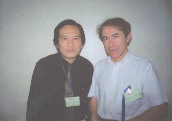 Nhà văn Đà Linh (bên trái) và giáo sư Francois Jullien