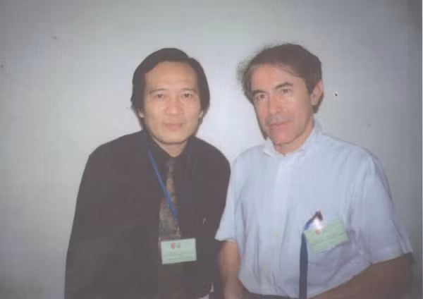 Nhà văn Đà Linh (bên trái) và giáo sư Francois Jullien