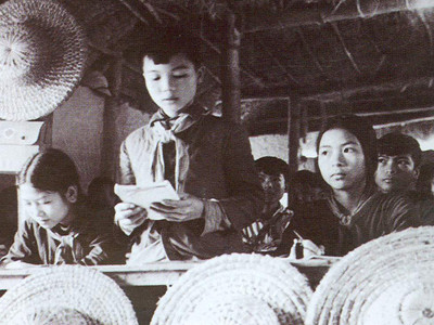 Trẻ em đến trường nơi sơ tán không thể thiếu chiếc mũ rơm. (Ảnh tư liệu của TTXVN)