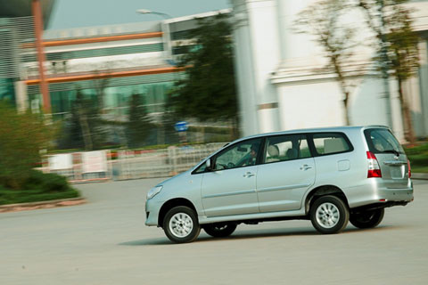 Toyota Innova 2013. Toyota Innova 2013