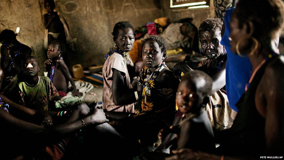 Hình ảnh những người phụ nữ thuộc bộ tộc Murle tại thị trấn Pibor, Nam Sudan đang ẩn náu trong một hang động. Tính đến nay, khoảng 90.000 người bộ tộc Murle đã di dời chỗ ở bởi các cuộc xung đột gây chết người và giết chết nhiều súc vật. Ảnh: AP