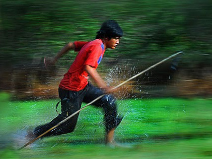 Phát hiện Sương ra đi vì ngủ với bọn lưu manh để cứu bầy vịt, Điền đuổi theo, đánh nhau với bọn côn đồ rồi bỏ đi biệt tích.