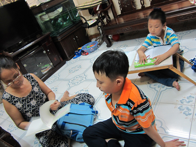 Hiếu ở cùng một bạn 9 tuổi học lớp 2B2 trường PTTH Xã Đàn