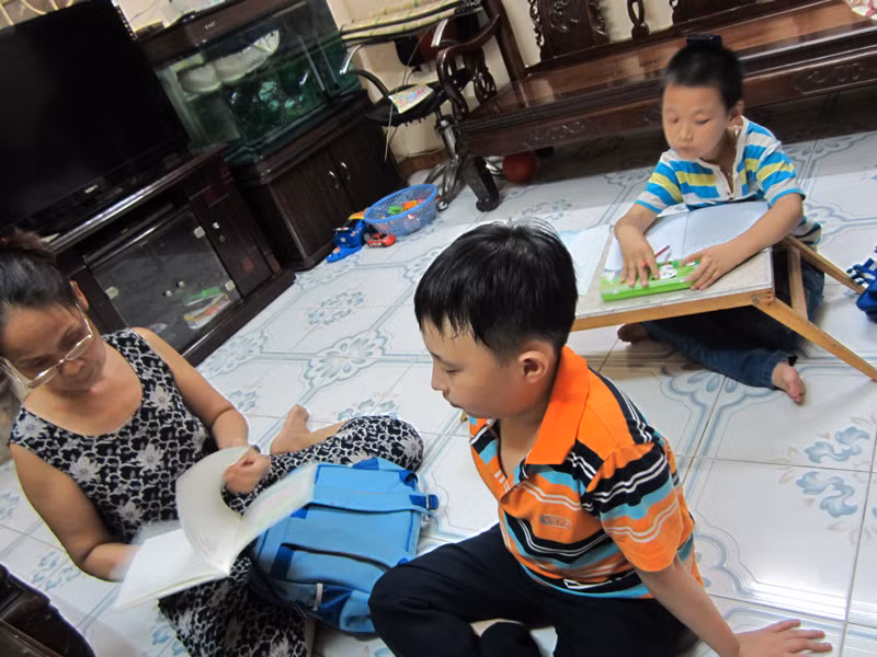 Hiếu ở cùng một bạn 9 tuổi học lớp 2B2 trường PTTH Xã Đàn