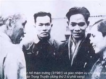 Ông Đoàn Trọng Truyến (đứng thứ 2 từ phải sang)
