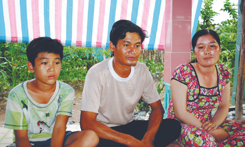 Thuyền trưởng Lâm Văn Tịnh bên vợ con sau chuyến biển kinh hoàng	