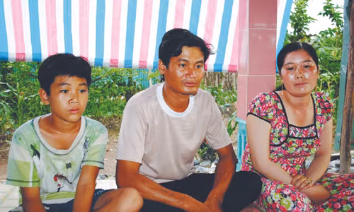 Thuyền trưởng Lâm Văn Tịnh bên vợ con sau chuyến biển kinh hoàng . Thuyền trưởng Lâm Văn Tịnh bên vợ con sau chuyến biển kinh hoàng