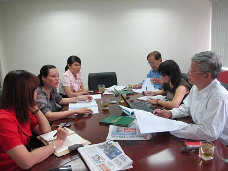 Đại diện Tập đoàn Bảo Long (thứ 2 từ trái sang) làm việc với báo chí