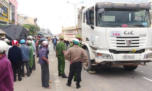 BẢN TIN ATGT: Xe tải cán chết vợ, chồng nguy kịch ảnh 6