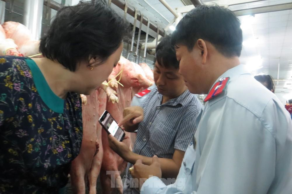 Trưởng ban An toàn thực phẩm TPHCM Nguyễn Khánh Phong Lan kiểm tra thực phẩm tại chợ đầu mối Bình Điền