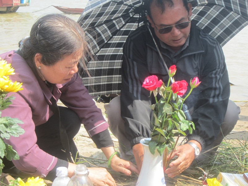 Gia đình nạn nhân thắp hương trên bờ sông Hồng