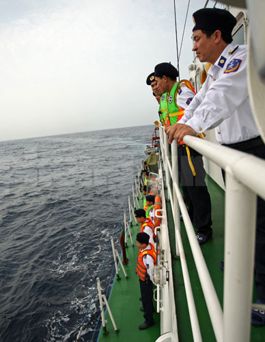 Mỗi chuyến đi tuần tra có rất nhiều bộ phận chuyên môn khác nhau đi trên một tàu và thường đi theo kíp tàu nên khi bắt các vi phạm mặc dù không ít lần chủ tàu có những lời gạ gẫm bồi dưỡng nhưng với bản lĩnh vững vàng các chiến sĩ Cảnh sát Biển luôn thực hiện xử phạt theo quy định của pháp luật