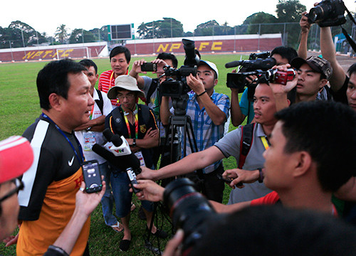 HLV Hoàng Văn Phúc trả lời báo chí tại sân tập ở Nay Pyi Taw. Ảnh: Đức Đồng