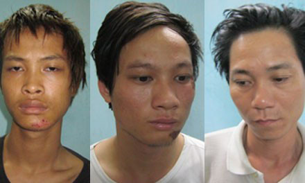 Ba tên cướp: Cường, Khoa, Tuế (từ trái sang) trong băng cướp chuyên dùng dao phay gây án sa lưới. Ảnh: Phùng Bắc (Lao Động). Ba tên cướp: Cường, Khoa, Tuế (từ trái sang) trong băng cướp chuyên dùng dao phay gây án sa lưới. Ảnh: Phùng Bắc (Lao Động)