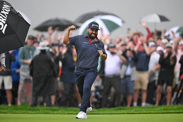 Khoảnh khắc Spaun ăn mừng cùng caddie Mark Caren.