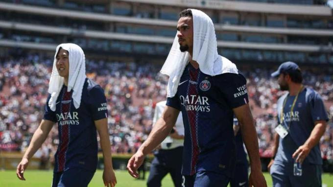 Các cầu thủ PSG đội khăn làm mát sau trận thắng Atletico 4-0. Các cầu thủ PSG đội khăn làm mát sau trận thắng Atletico 4-0.