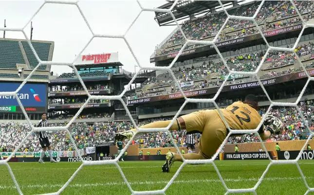 Thủ môn John không giấu được vẻ thất vọng sau trận đấu. Anh xứng đáng với danh hiệu Cầu thủ hay nhất trận nếu như Botafogo không gục ngã trước Palmeiras. Thủ môn John không giấu được vẻ thất vọng sau trận đấu. Anh xứng đáng với danh hiệu Cầu thủ hay nhất trận nếu như Botafogo không gục ngã trước Palmeiras.