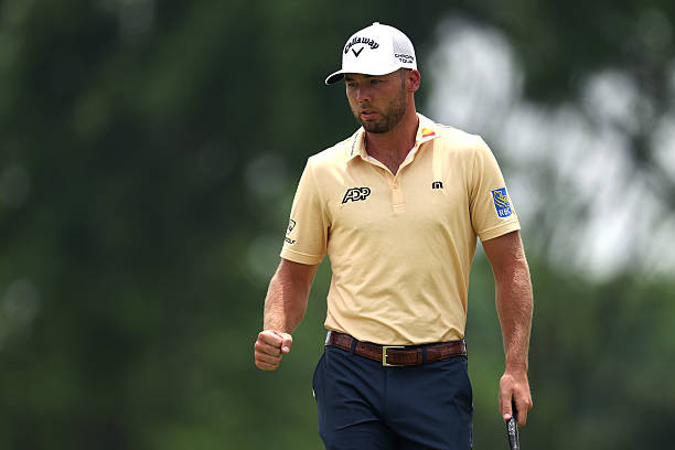 Sam Burns vươn lên dẫn đầu US Open.