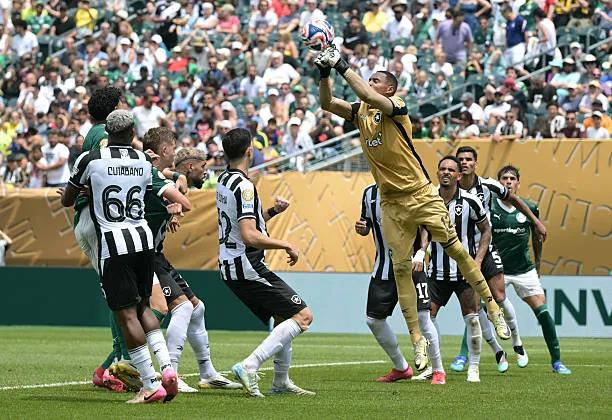 Thủ môn John không giấu được vẻ thất vọng sau trận đấu. Anh xứng đáng với danh hiệu Cầu thủ hay nhất trận nếu như Botafogo không gục ngã trước Palmeiras. Thủ môn John không giấu được vẻ thất vọng sau trận đấu. Anh xứng đáng với danh hiệu Cầu thủ hay nhất trận nếu như Botafogo không gục ngã trước Palmeiras.