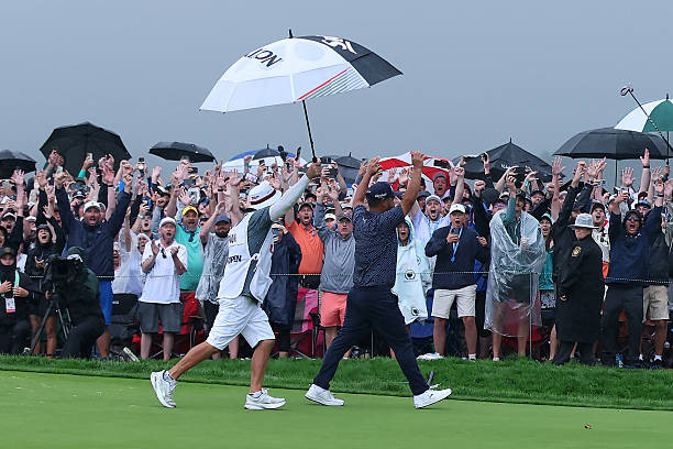 Khoảnh khắc Spaun ăn mừng cùng caddie Mark Caren.