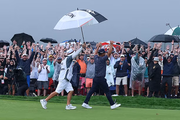 Khoảnh khắc Spaun ăn mừng cùng caddie Mark Caren. Khoảnh khắc Spaun ăn mừng cùng caddie Mark Caren.