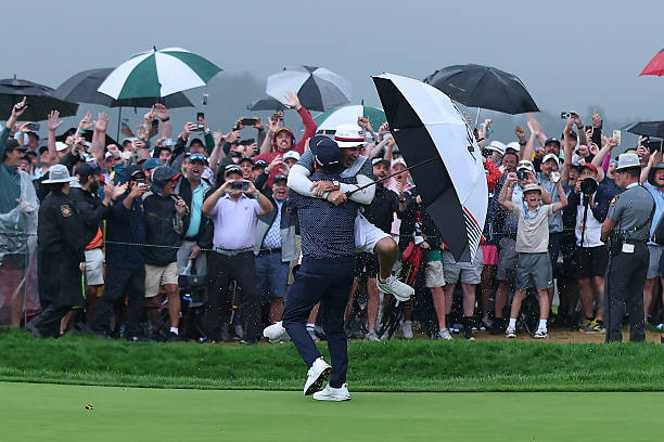 Khoảnh khắc Spaun ăn mừng cùng caddie Mark Caren.