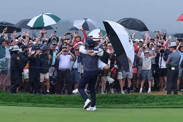 Khoảnh khắc Spaun ăn mừng cùng caddie Mark Caren. Khoảnh khắc Spaun ăn mừng cùng caddie Mark Caren.